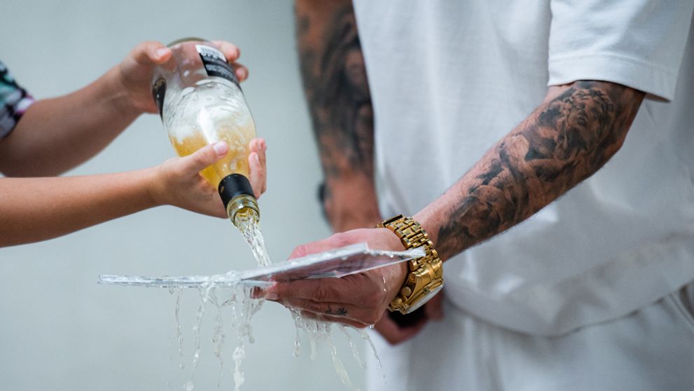 Raper krstil album, jeho sexy polovičke takmer vypadol dekolt