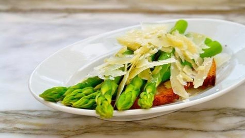 Špargľa s parmezánom a píniovými orieškami