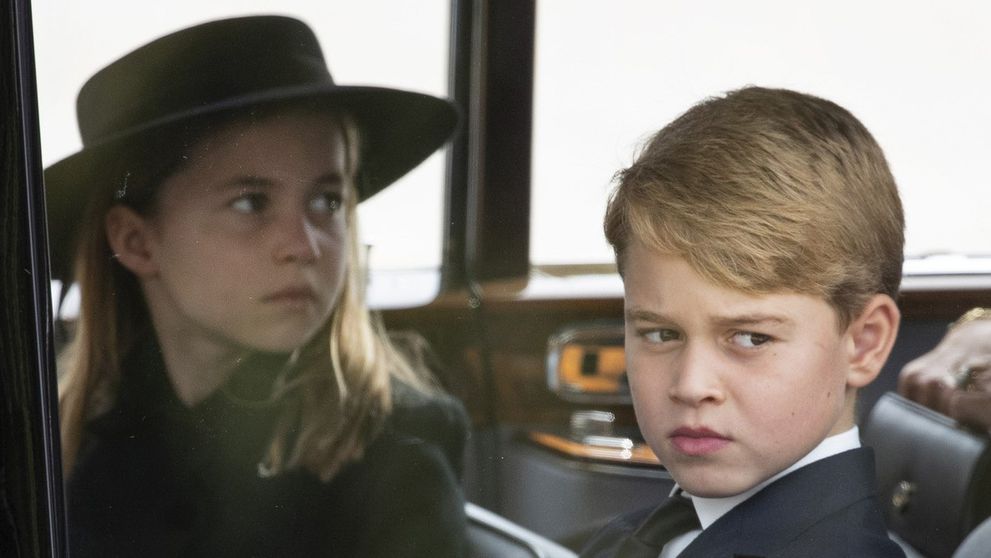 Princ George a princezná Charlotte kráčali za rakvou spolu s rodinou