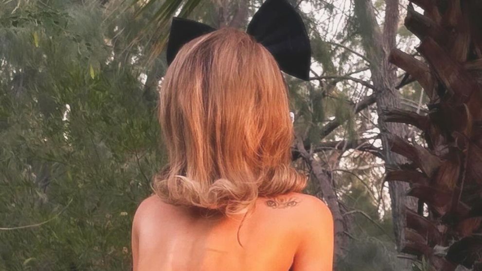 Noazaj má 50? Britská hviezda v drobnom letnom outfite vyráža dych