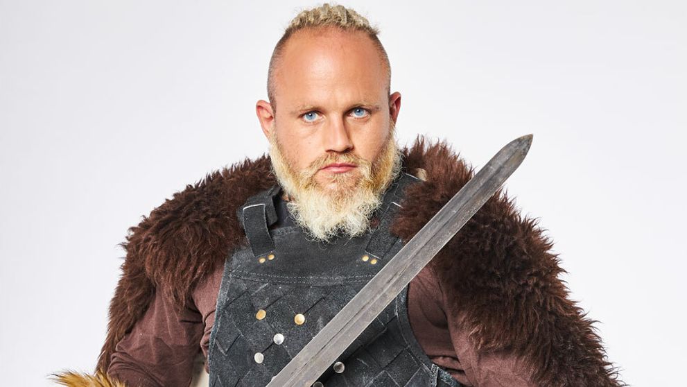 Viking z Farmy narukoval, ide bojovať za Ukrajinu. Hrozí mu za to basa
