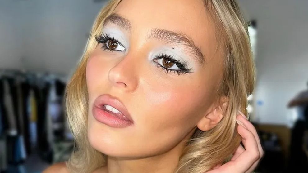 Bledomodré očné tiene vo vás prebudia nostalgiu: Ako ich nosiť moderne?