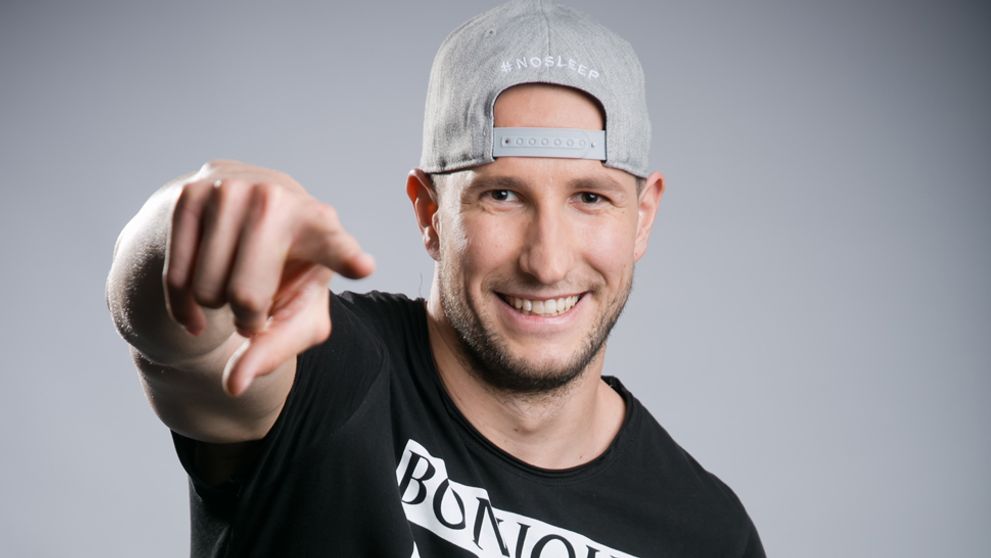 Ženské šaty, parochňa a kabelka! Čo sa deje so svalnatým exfarmárom?