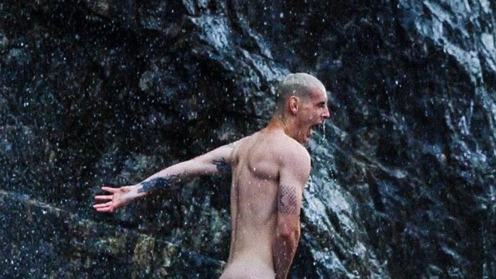 Youtuber Expl0ited sa pochválil vyšportovaným telom. Ukázal aj holý zadok!