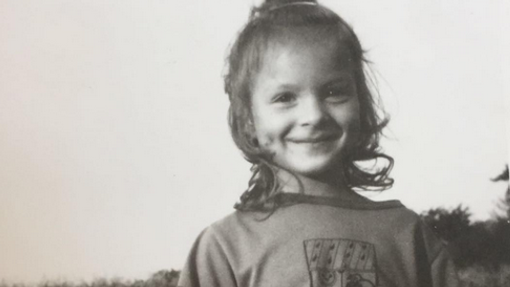 Viete, kto je toto rozkošné dievčatko? Vyrástla z nej sexy speváčka