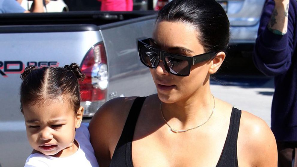 Konečne je späť! Kim Kardashian opäť tmavovláska