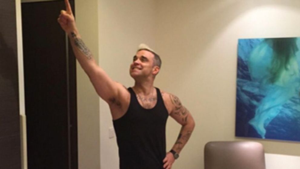 Exot Robbie Williams s ponožkou na penise...