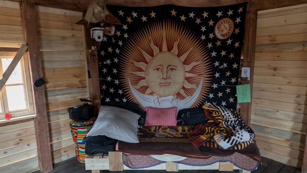 Nečakaný hosť v spálni bohatých: Na koho čakala táto pipka?