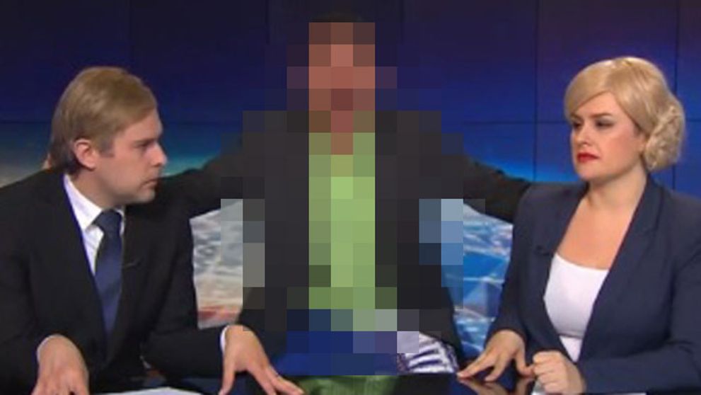 Vrchol drzosti! Kto vbehol moderátorom spravodajstva do záberu?