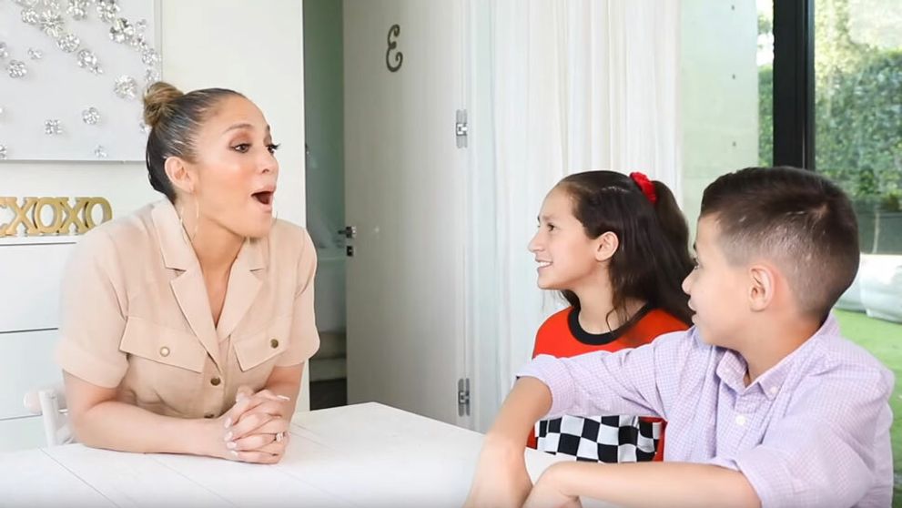 JLo kládli otázky dvojičky. Pozrite, ako reagovali, keď im povedala o tehotenstve
