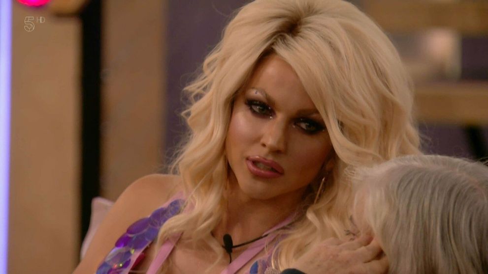 Slávny transvestita si v priamom prenose pristúpil šaty a ukázal všetko
