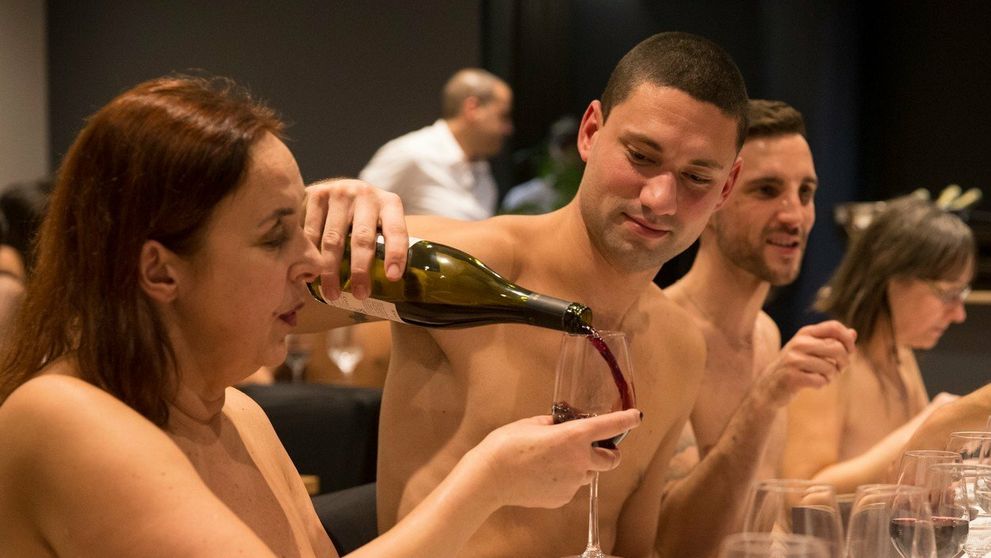 Zábrany nechajte za dverami. V Paríži otvorili prvú nudistickú reštauráciu