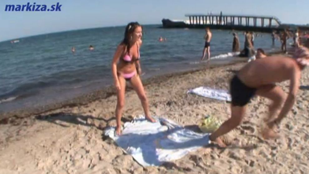 Sexi kočka v bikinách! Hmmm, lákavé? Vôbec nie!