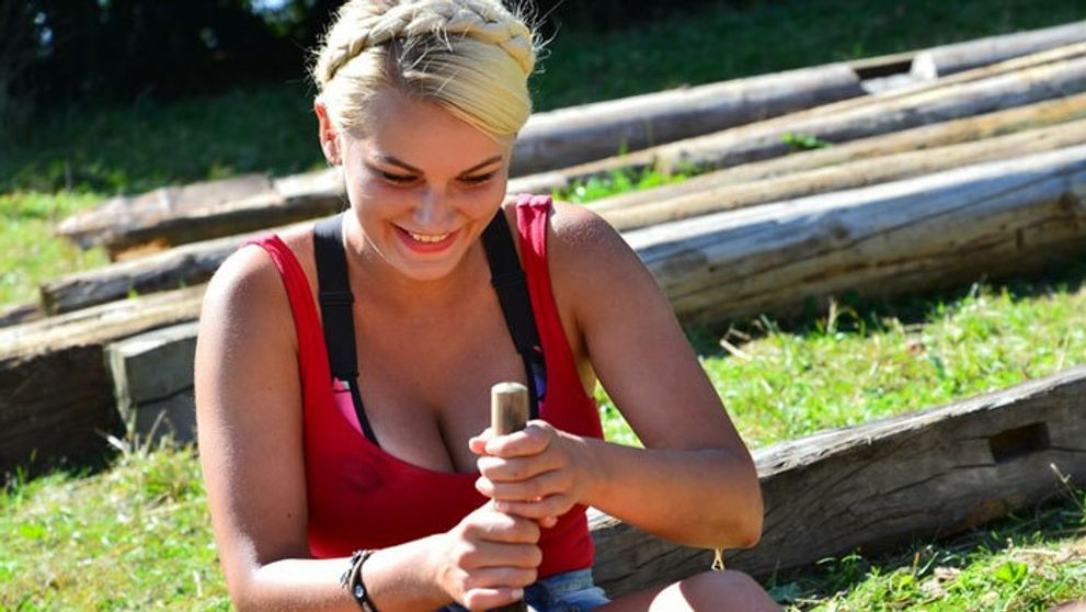 Eva pílila drevo v odvážnej póze. Zradili ju šortky