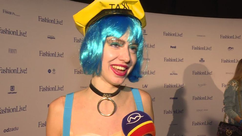 Blogerka neprestáva šokovať: Oblečená v kondóme a s holými prsiami