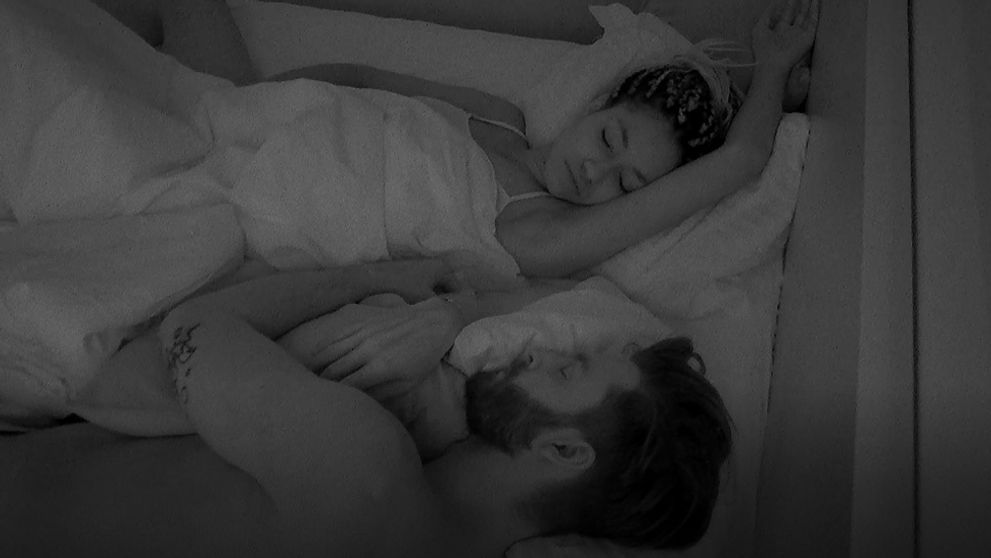 Čo robila Aicha v noci pod perinou: Naozaj sa len škrabala?