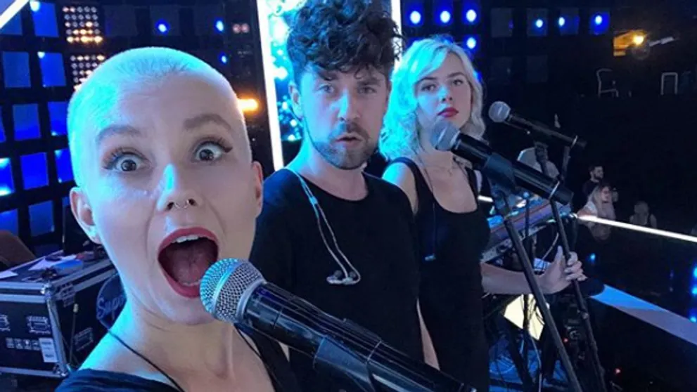 Vokalista zo SuperStar je známy exhibicionista. Pozrite, ako sa oblieka na verejnosti