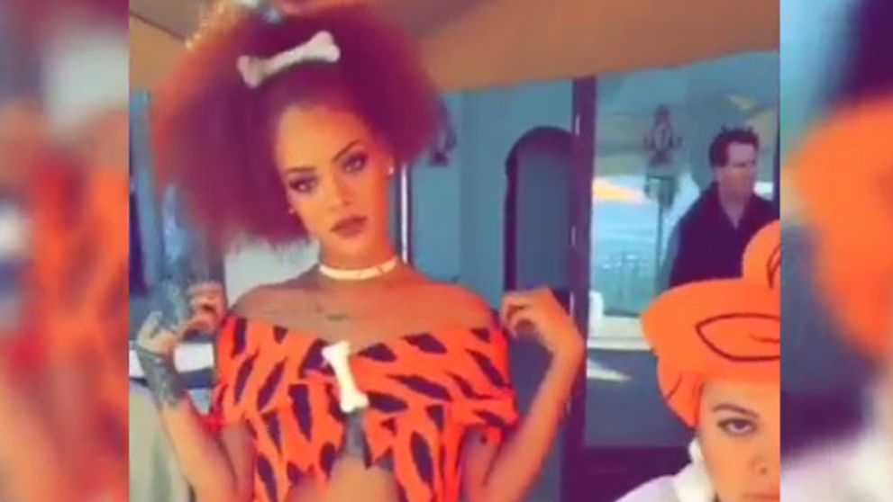 Rozkošná Rihanna na videách. Takto sa zabáva na párty