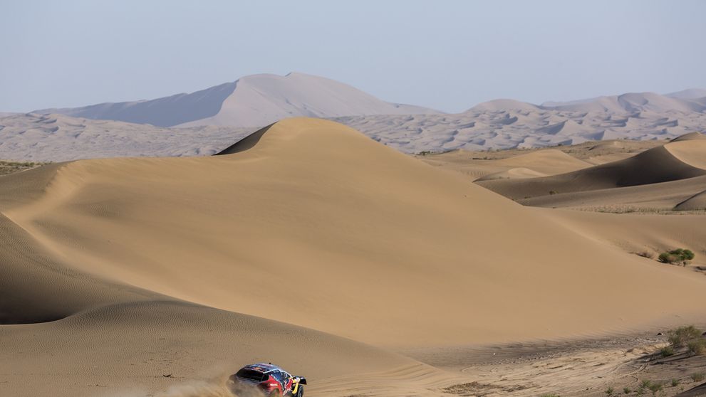 Pri výbuchu auta v prológu Rely Dakar sa vážne zranil francúzsky jazdec P. Boutron