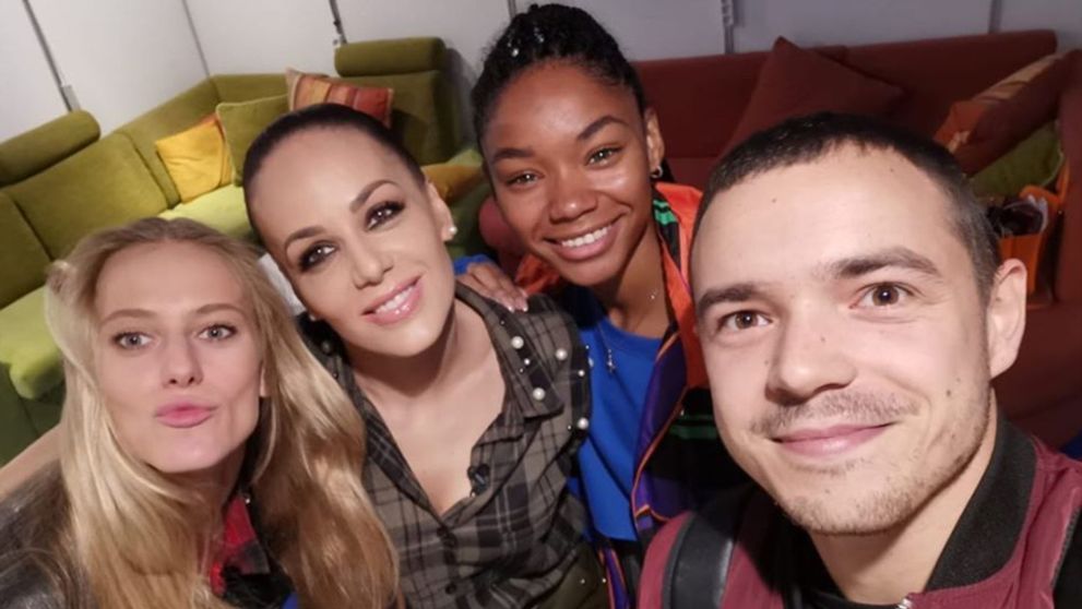 Topmodelka radikálne mení imidž! Z éterickej blondínky je prísna čiernovláska