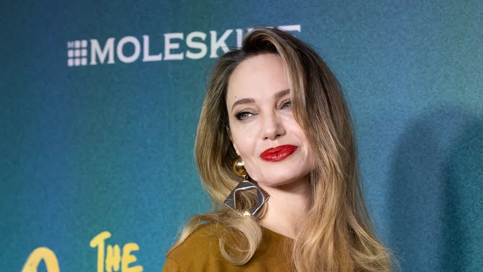 Angelina Jolie zažiarila na premiére: A to po jej boku je jej dcéra?