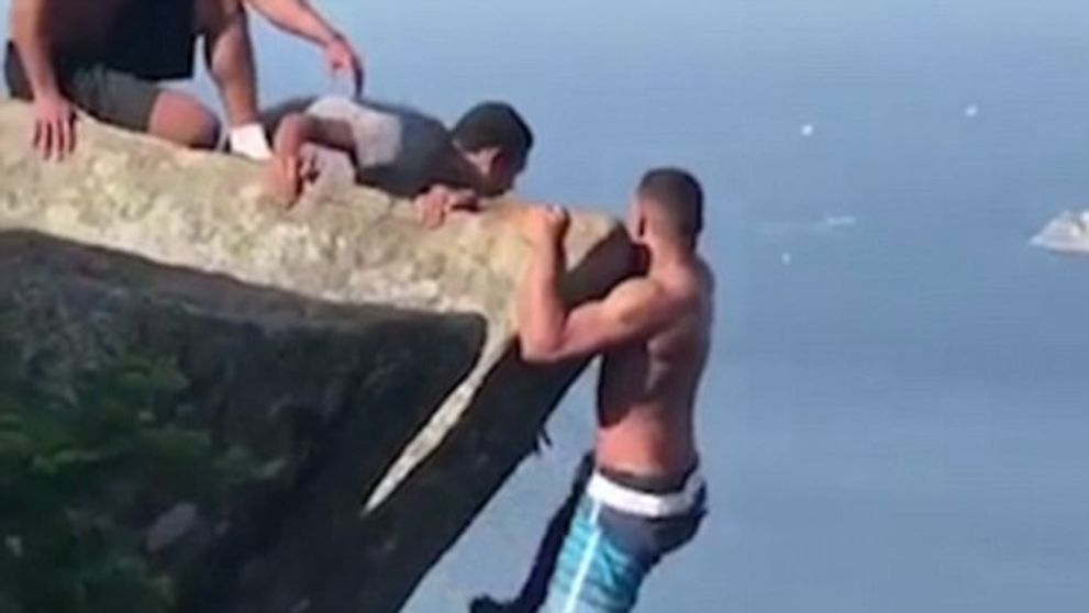 Pre jednu fotku riskoval život. Odvážlivca museli zachraňovať turisti