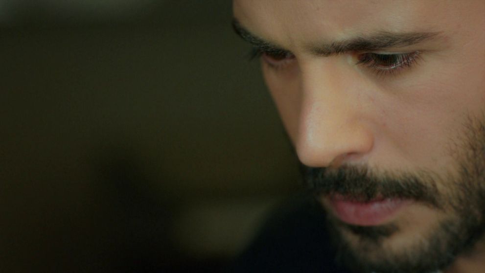 Nevinný darček od Defne prebudí v Ömerovi mučivé spomienky...