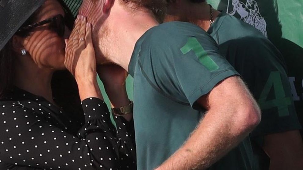 Meghan sa neudržala: Harrymu dala vášnivý bozk na verejnosti