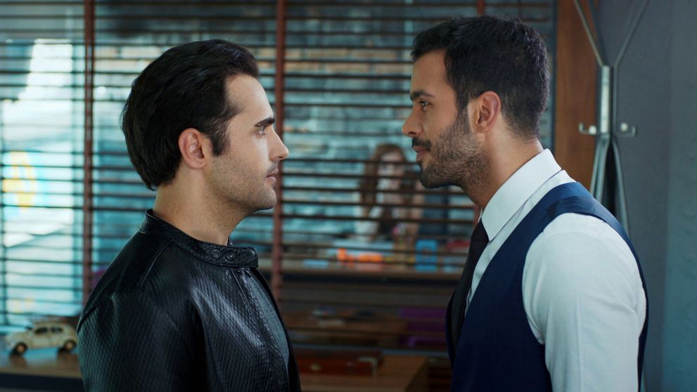 Ömer sa vďaka Deryi dozvie o Selimových darčekoch pre Defne