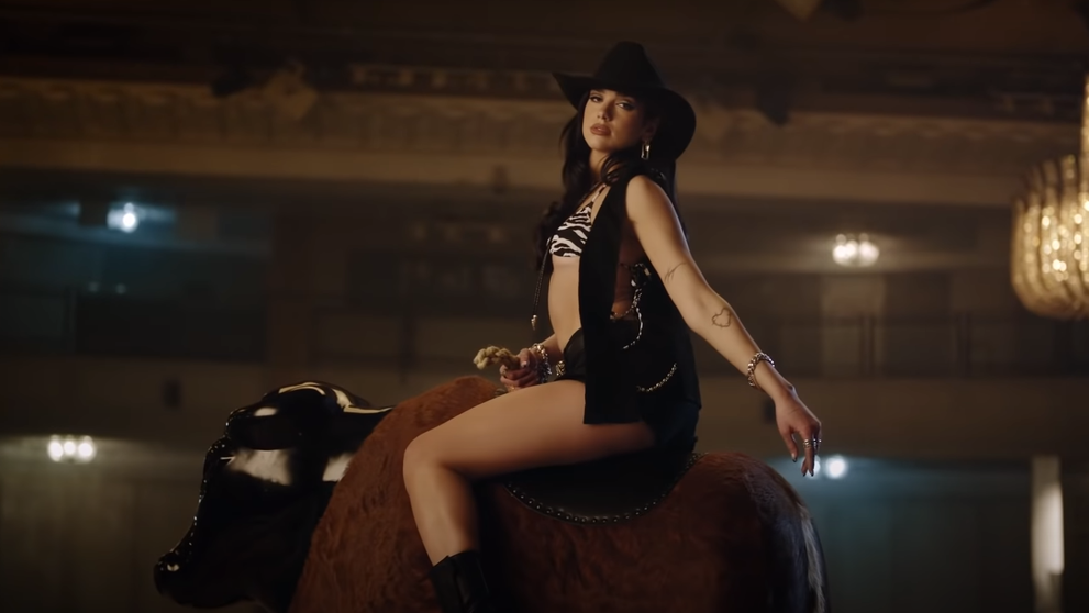 Zmyselný pohľad a o číslo menšia podprsenka: Dua Lipa na býkovi