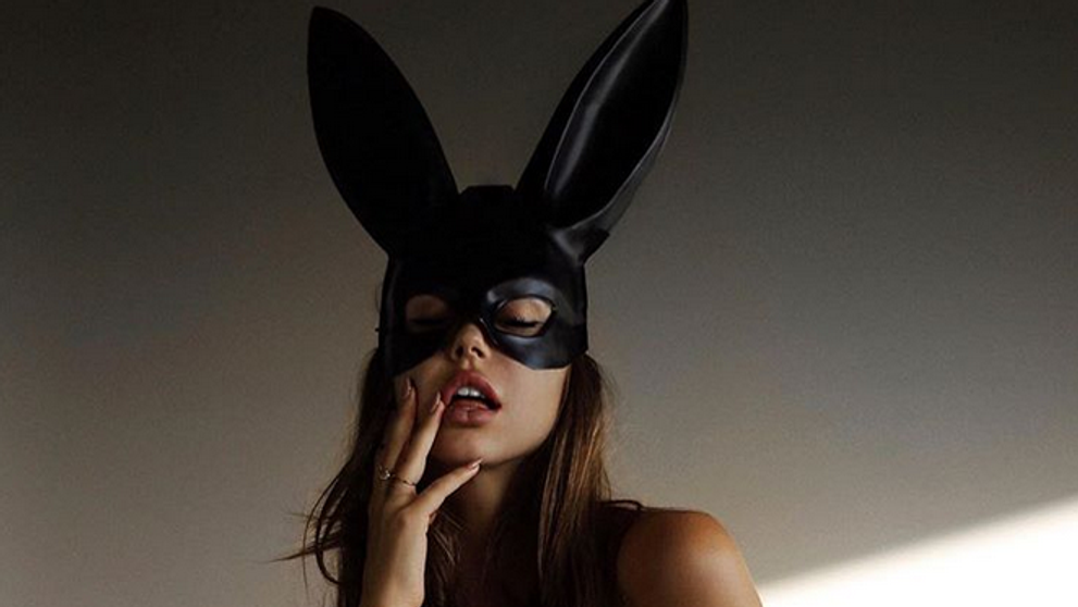 Z hriešne sexy modelky sa mužom podlamujú kolená. Provokuje, ako sa dá