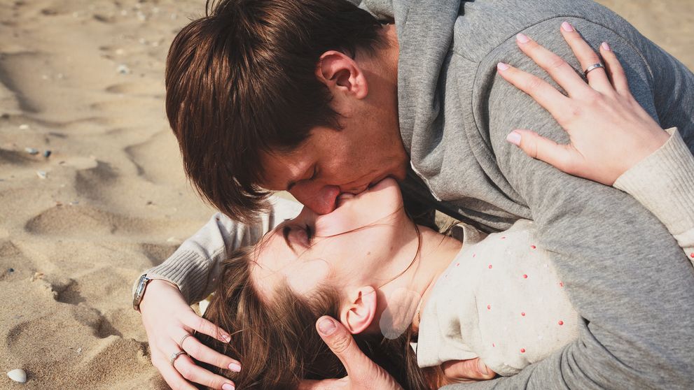 Vášnivé bozky na verejnosti: Stále tabu?