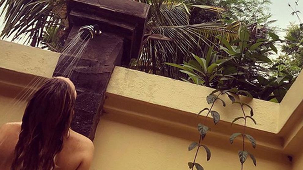 Nahé zábery zo sprchy: Známa Češka ohuruje v exotike