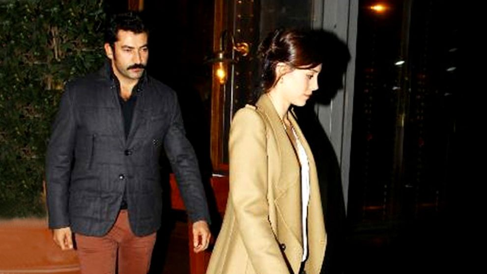 Cansu Dere prichytená s hereckým kolegom!