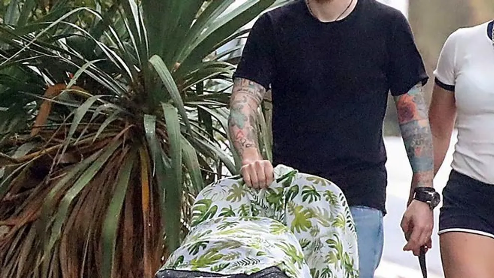 Speváka prvýkrát odfotili s bábätkom: Snažil sa byť nenápadný, nepodarilo sa
