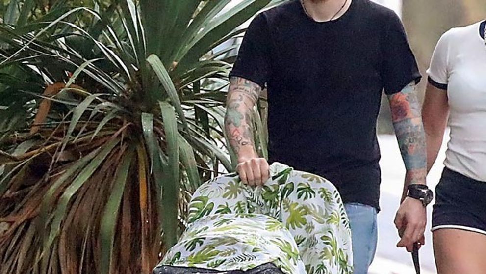 Speváka prvýkrát odfotili s bábätkom: Snažil sa byť nenápadný, nepodarilo sa