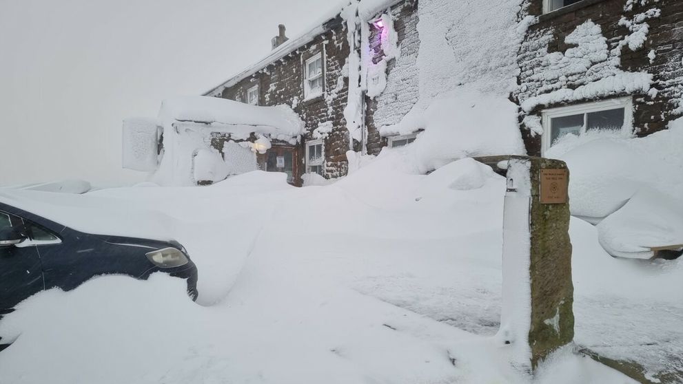 Snehová fujavica „uväznila“ v anglickom pube 60 ľudí. Tri dni sa zabávali a spievali