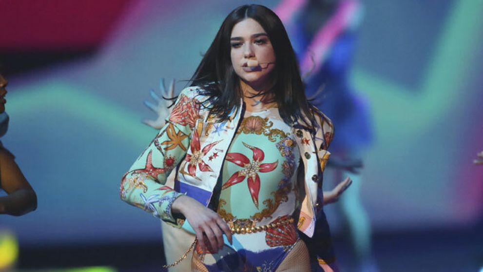 Najsexy vystúpenie na Brit Awards: Vieme, že Dua Lipa sa tam dole určite depiluje