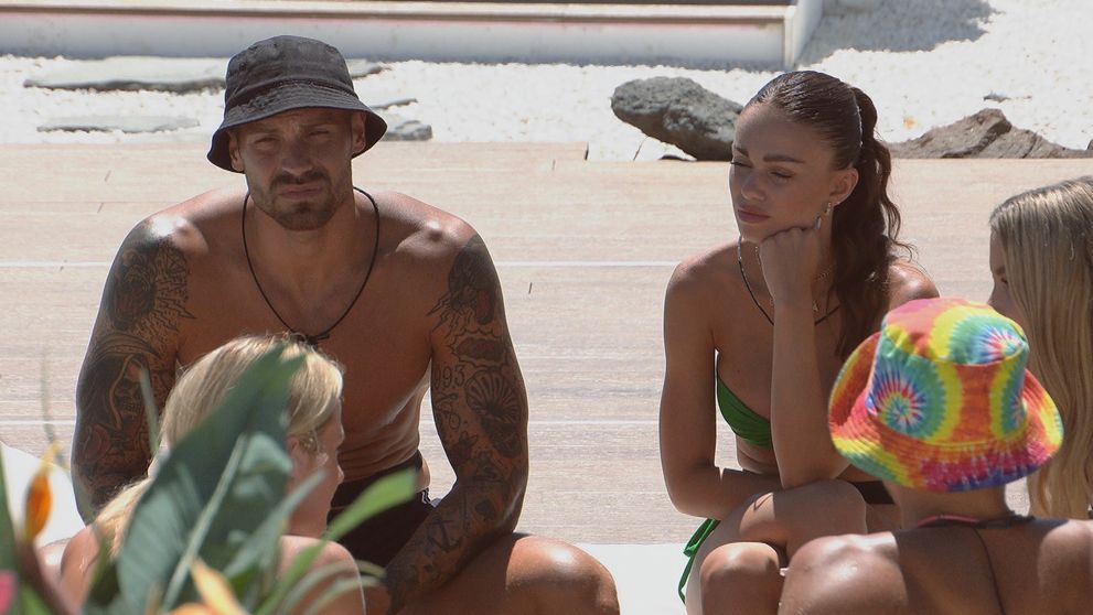 Chalani vysvetľujú, čo sa stalo v Casa Amor. Dôvod, pre ktorý si Chris vybral Darinu