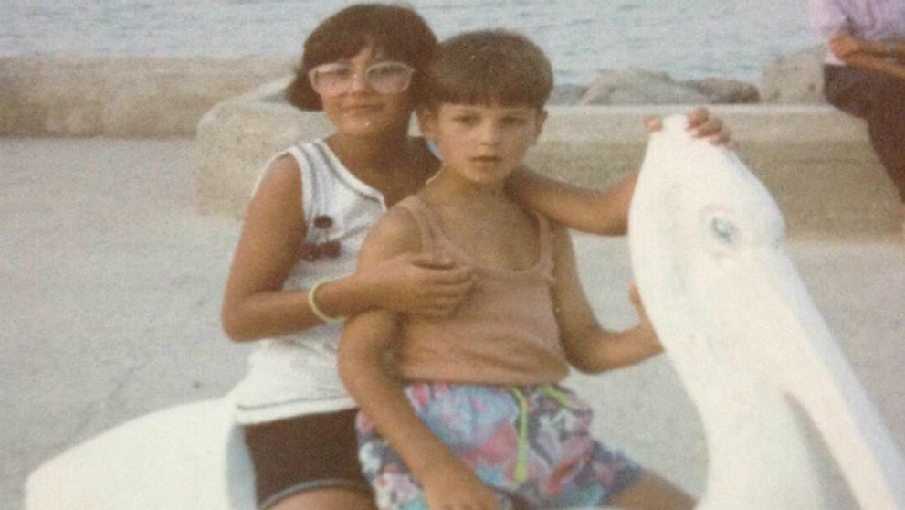 Kto je tento malý chlapček s účesom podľa hrnca?