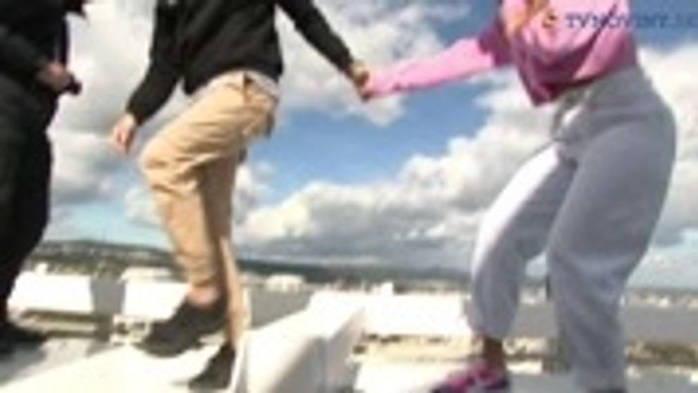 Mladý Ukrajinec lezie po výškových budovách a konštrukciách bez úplného istenia