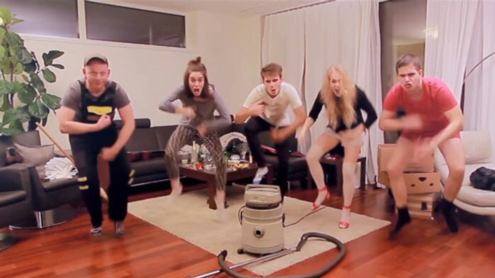 Toto je hit Vianoc! Zvuk vysávača ako podklad na upratovaciu hymnu