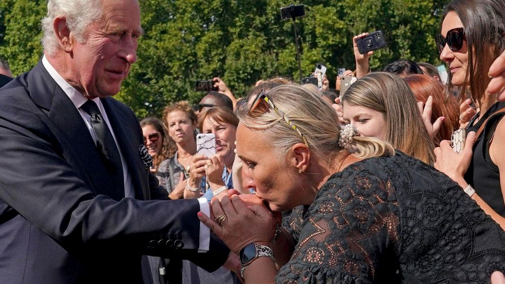 Veľký moment! Kráľ Karol III. sa neschoval do paláca, ale vyšiel do davu