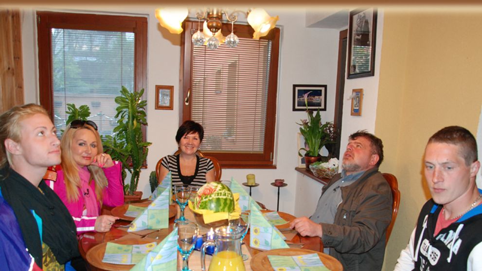 Na Farme sa takmer pobili, teraz si musia sadnúť k jednému stolu!