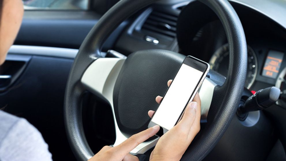 Pokuty za telefonovanie za volantom sa oddnes zdvojnásobili