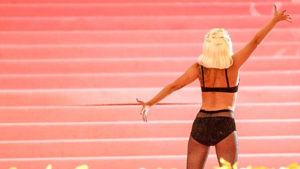 Stará dobrá Lady Gaga je späť. Vyzliekla sa pred davom ľudí