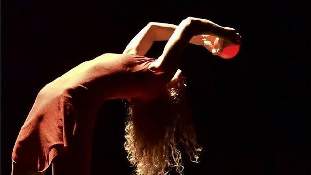 Hádajte, ktorá známa speváčka má za sestru ohybnú žonglérku?