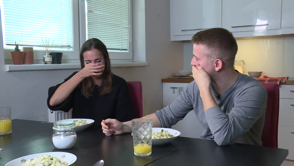 Doma u moderátora ranných správ v Teleráne. Podarilo sa mu rozplakať kolegyňu