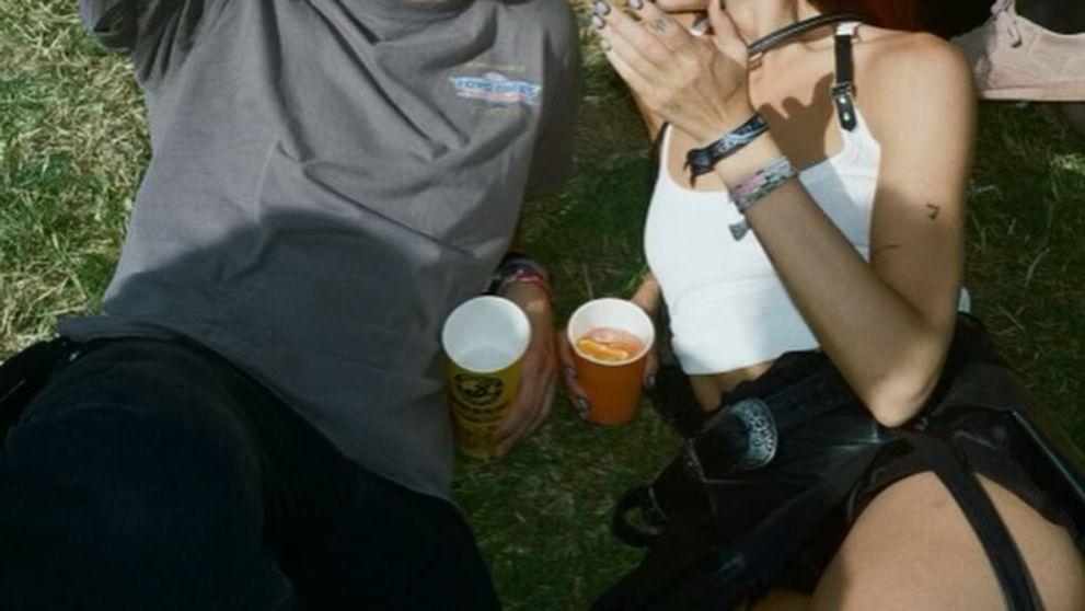 Hviezdny pár sa už neskrýva. Speváčka a herec zverejnili zamilovaný záber