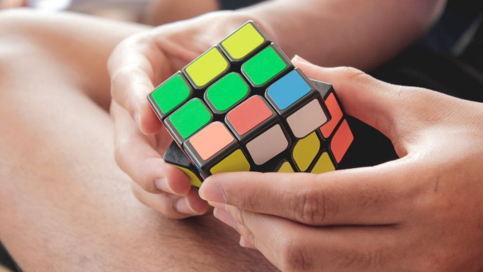 Prekonal svetový rekord. Osemročný chlapec poskladal tri Rubikove kocky naraz